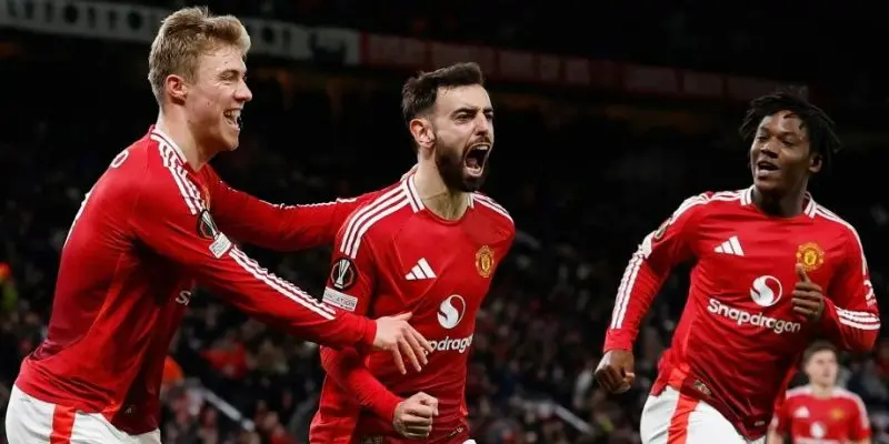 Bruno Fernandes ăn mừng bàn thắng cùng đồng đội tại Old Trafford