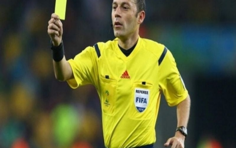 Thẻ Vàng (Yellow Card) và Thẻ Đỏ (Red Card) trong Bóng Đá là gì? Hậu quả và quy tắc tích lũy.