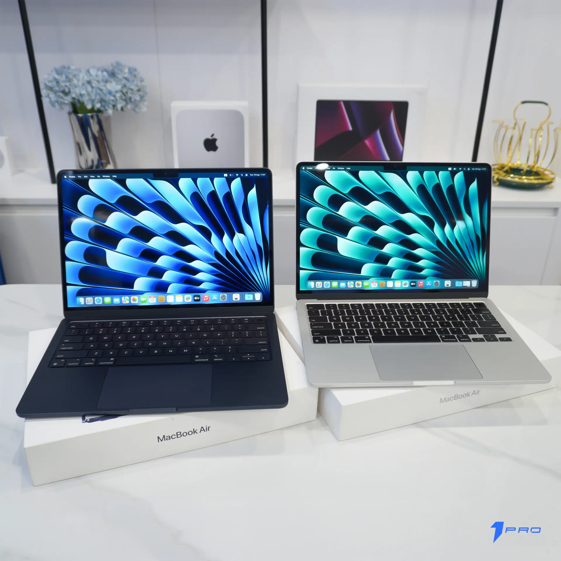 Macbook Air M4 màu xanh mới nhất nằm trên bàn làm việc