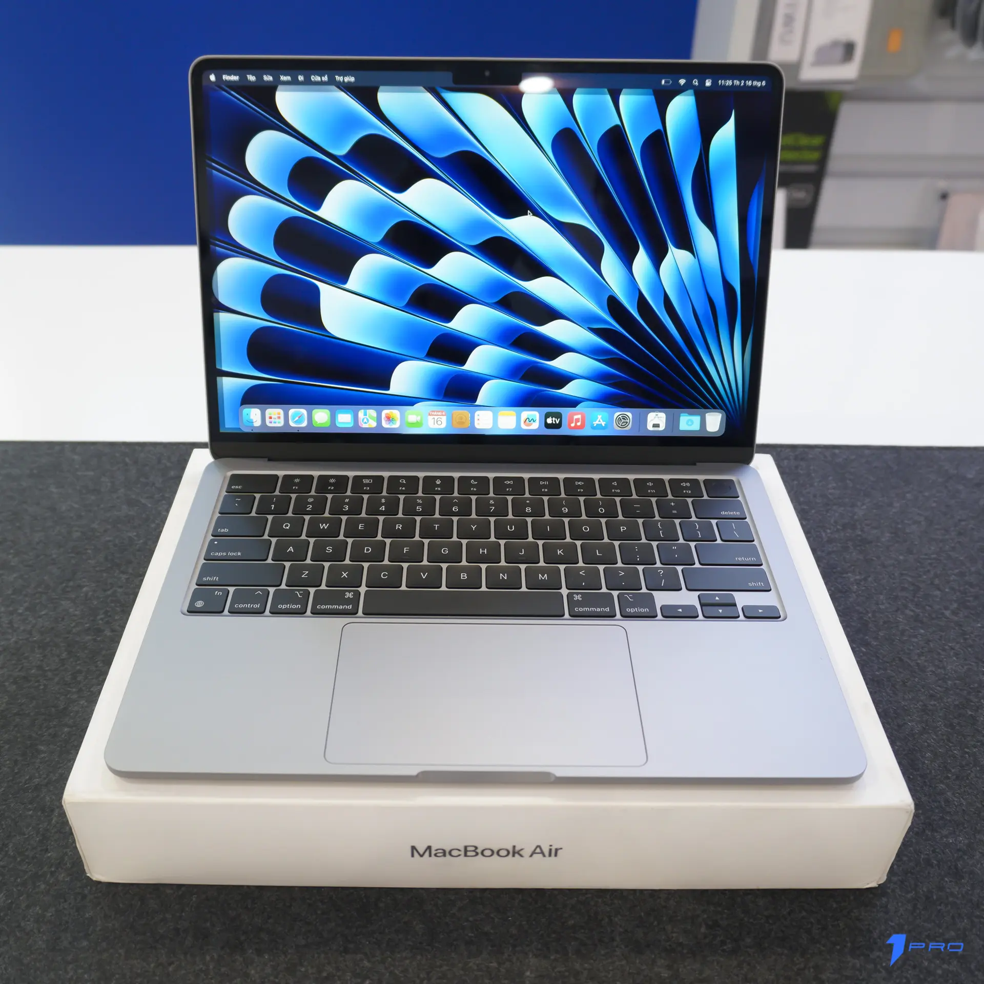 Macbook Air M4 làm việc tại không gian linh hoạt