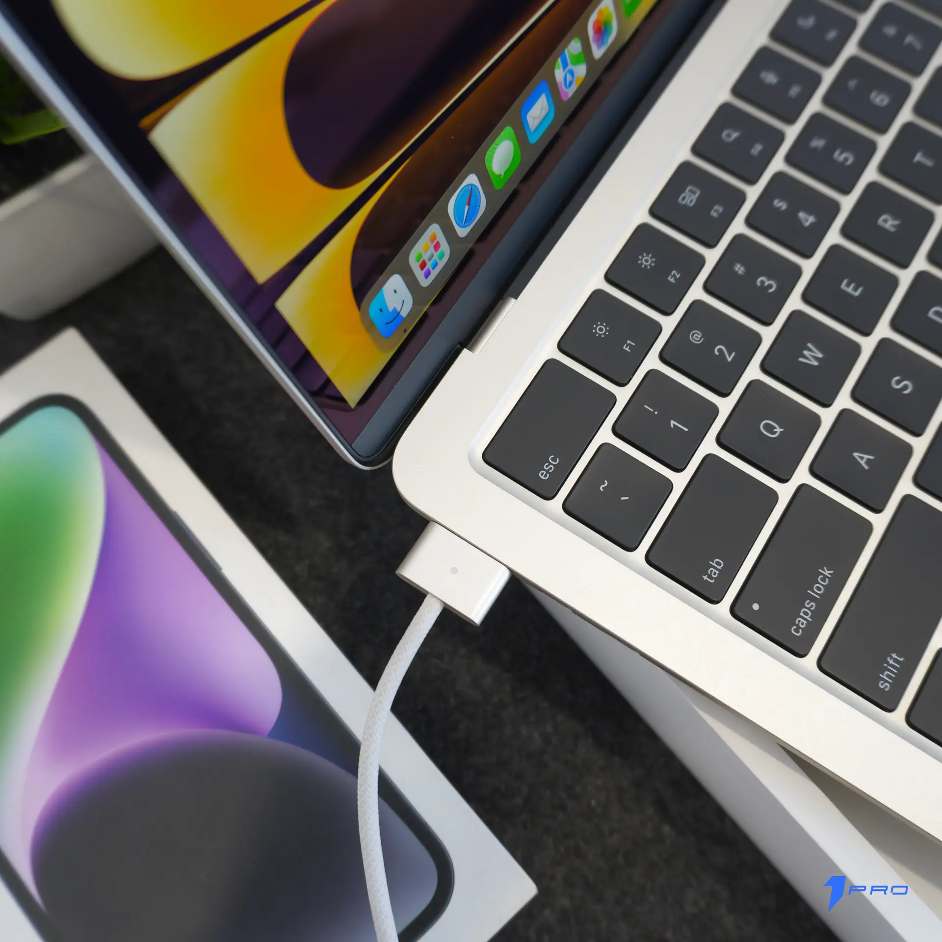 Macbook Air M4 trong môi trường làm việc linh hoạt