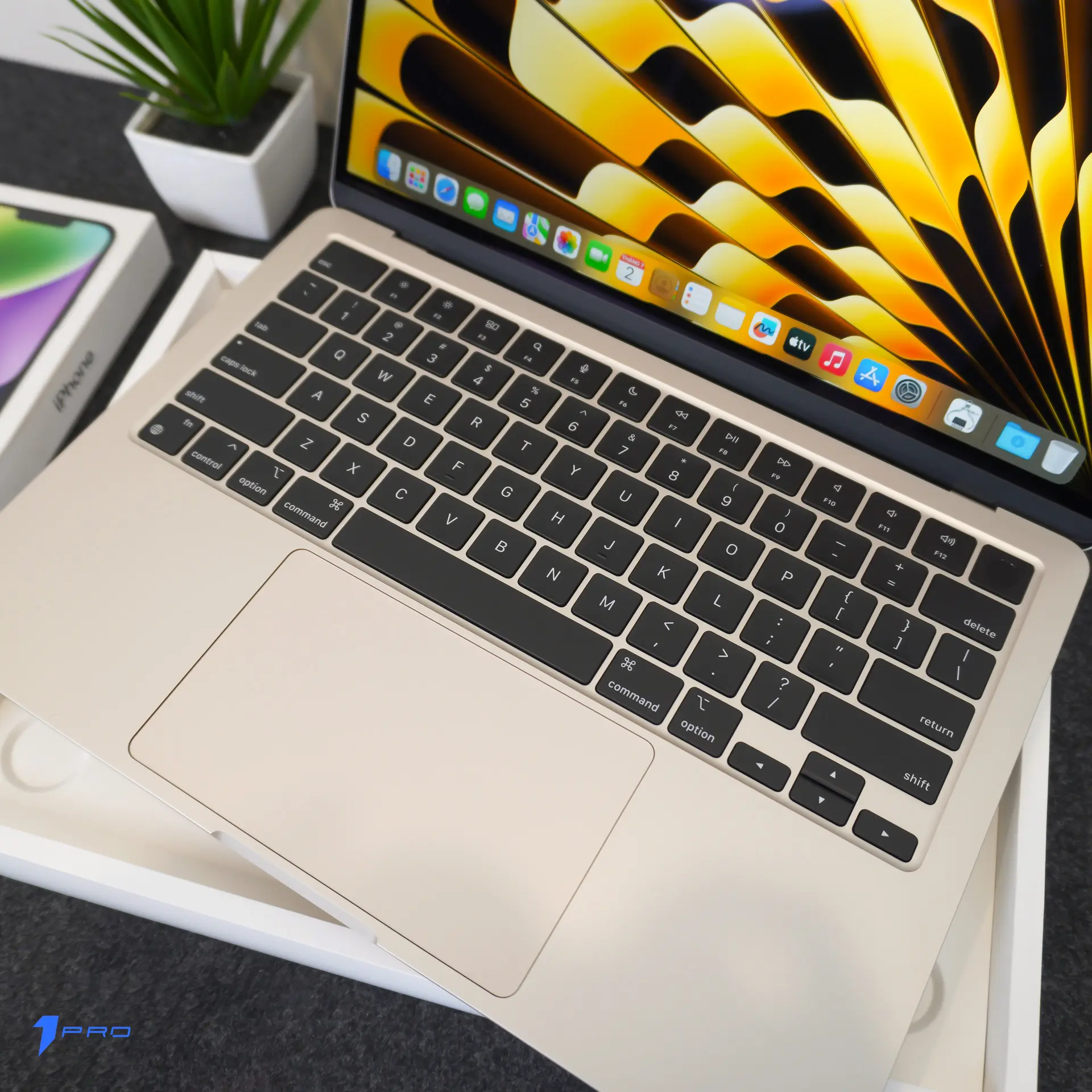 Macbook Air M4 trong môi trường làm việc linh hoạt