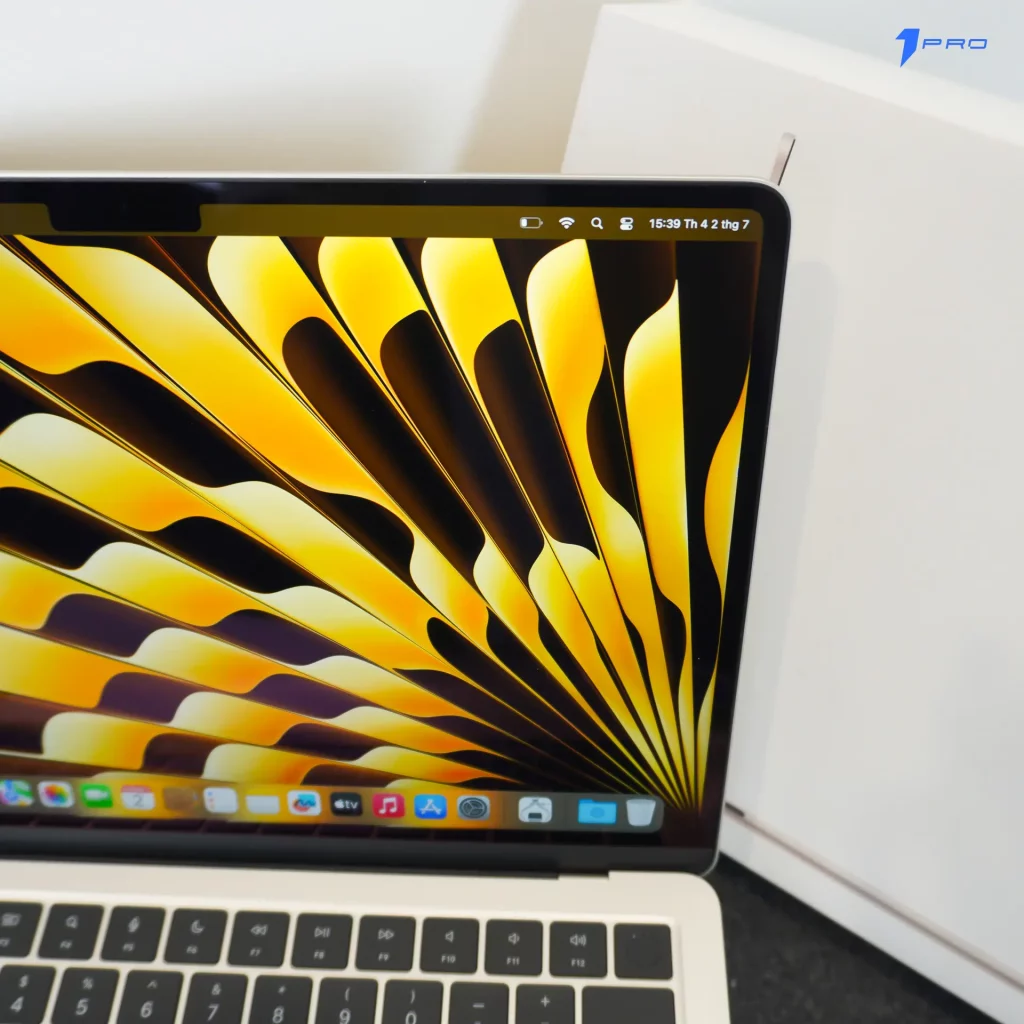 Macbook Air M4 đặt trên bàn làm việc tối giản