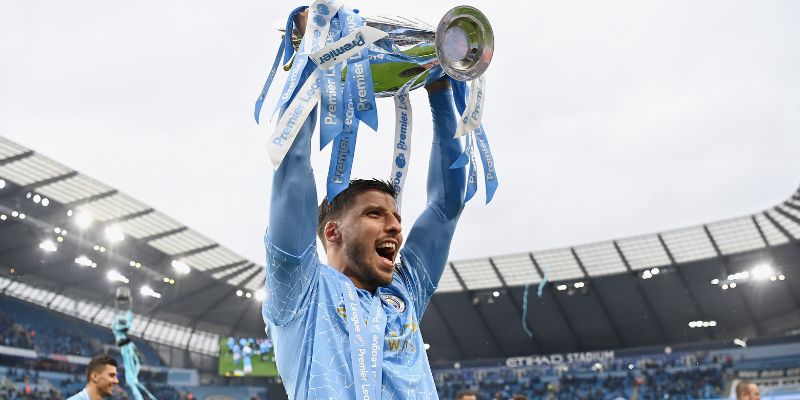 Trung vệ có chỉ số phòng ngự ấn tượng đảm nhận vai trò kiểm soát