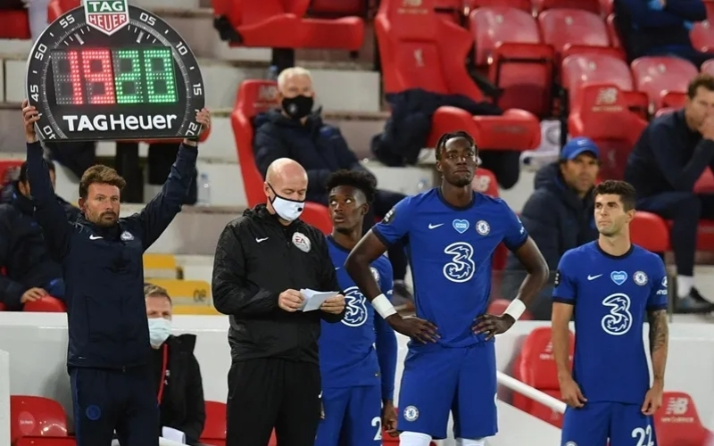 Áp dụng quy định 5 quyền thay người và những thay đổi chiến thuật.